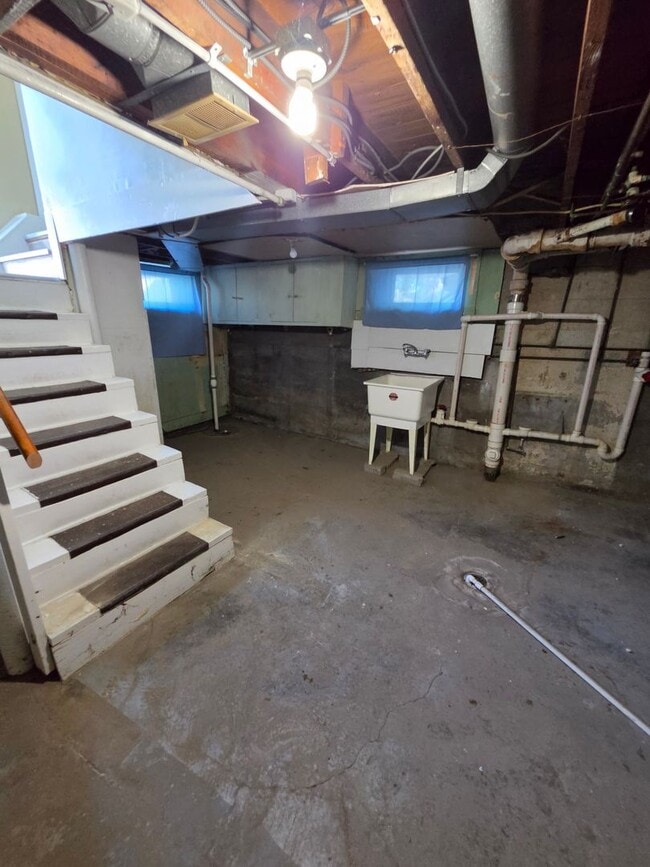 Building Photo - 1091 Bicknell Ave