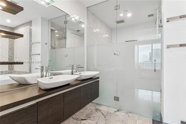 Building Photo - 200 Biscayne Blvd Way