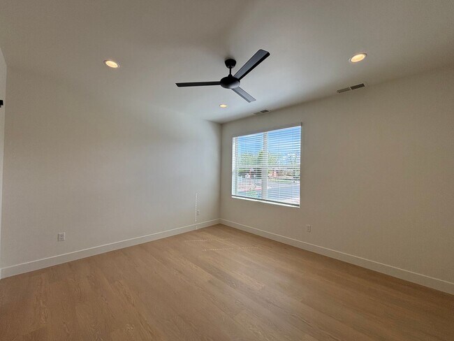 Building Photo - HURRICANE TOWNHOME FOR RENT!