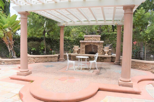 Building Photo - Beautiful 5 bedroom, 5 bath home in Desirable North Park Irvine