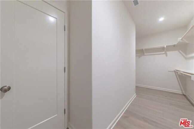 Building Photo - 113 Escala