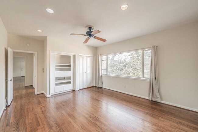 Building Photo - 2-bedroom, 2-bath condo located in the highly desirable Ridglea North neighborhood.