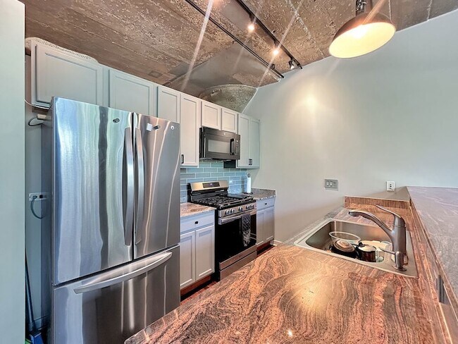 Building Photo - 1151 W 14th Pl