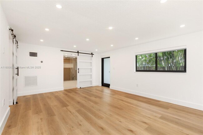 Building Photo - 6731 SW 33rd St
