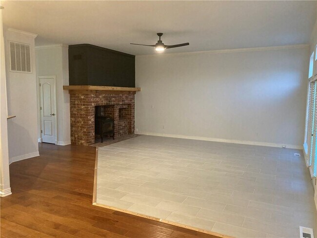 Building Photo - 420 E New Hope Rd