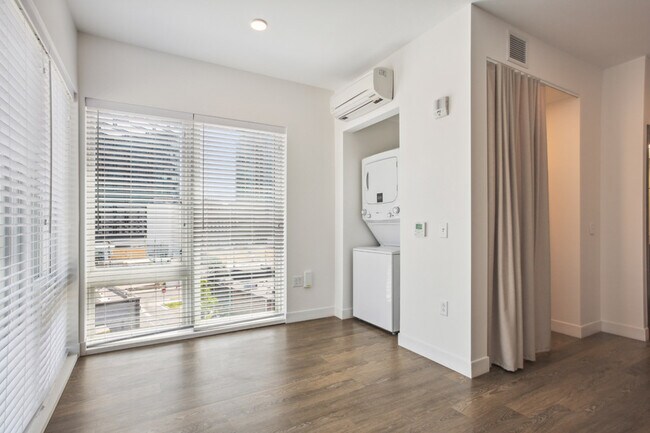 Sylvan Studio - Living Area - Broadview at Vanderbilt