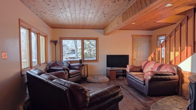 Building Photo - 1045 Dawn Dr