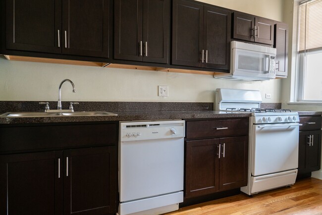 Building Photo - Uptown - 2 Bed / 1 Bath - In-Unit Laundry