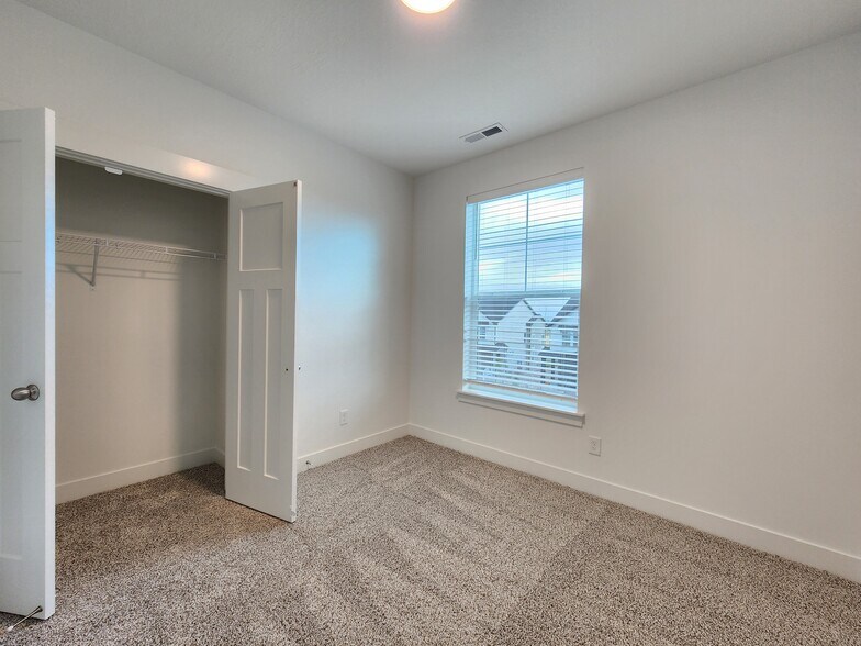 Building Photo - 4735 S Alder Dr