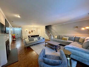 Building Photo - Fully Furnished 2 BR Townhouse in Chapel Hill – Utilities Included!