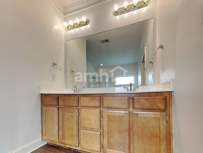 Building Photo - 1015 Warwick Pl