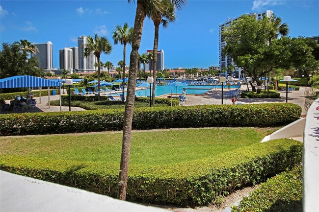 Building Photo - 2500 Parkview Dr