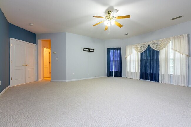 Building Photo - Spacious, Light-Filled Home in the Desirable Broadlands