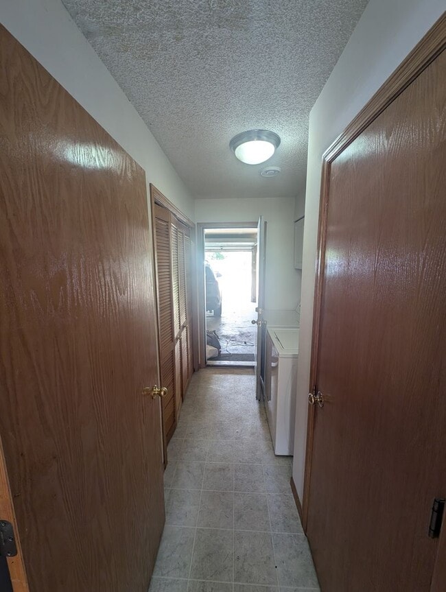 Building Photo - Updated 3BR Townhome in Eagan – Close to S...