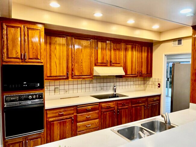 Building Photo - 9941 Mozelle Ln