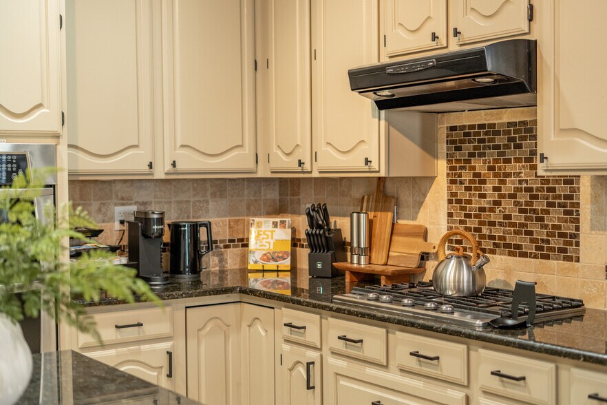 Kitchen - 707 Cottonwood Bend Dr