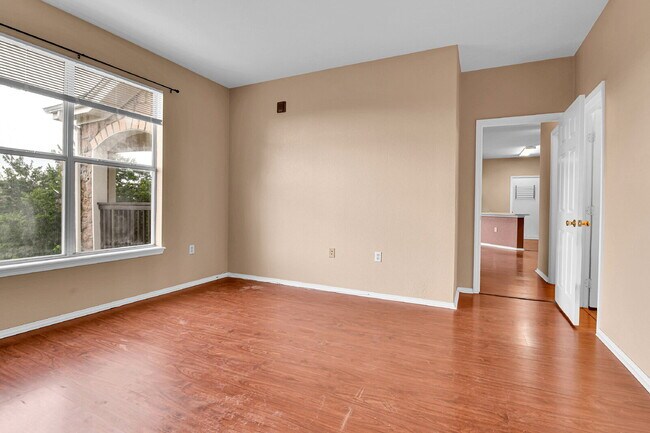 Building Photo - $2,195.00, 2 bed, 1 .5 bath located in Aur...