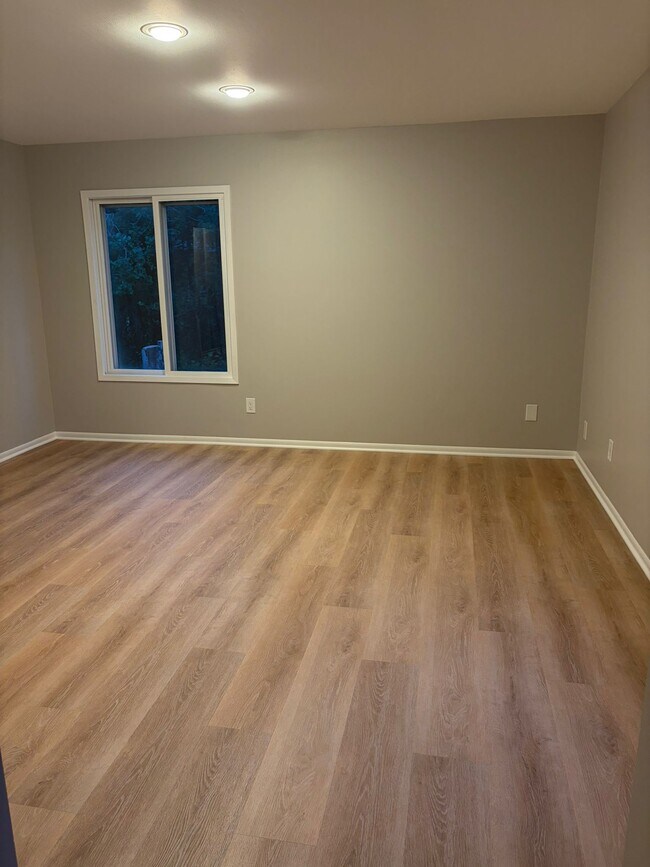 Building Photo - 11910 N Forest Dr