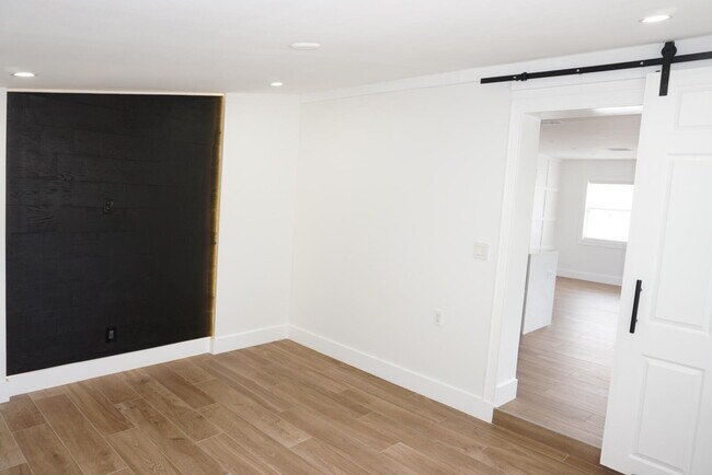 Building Photo - 403 Pinegrove Ave