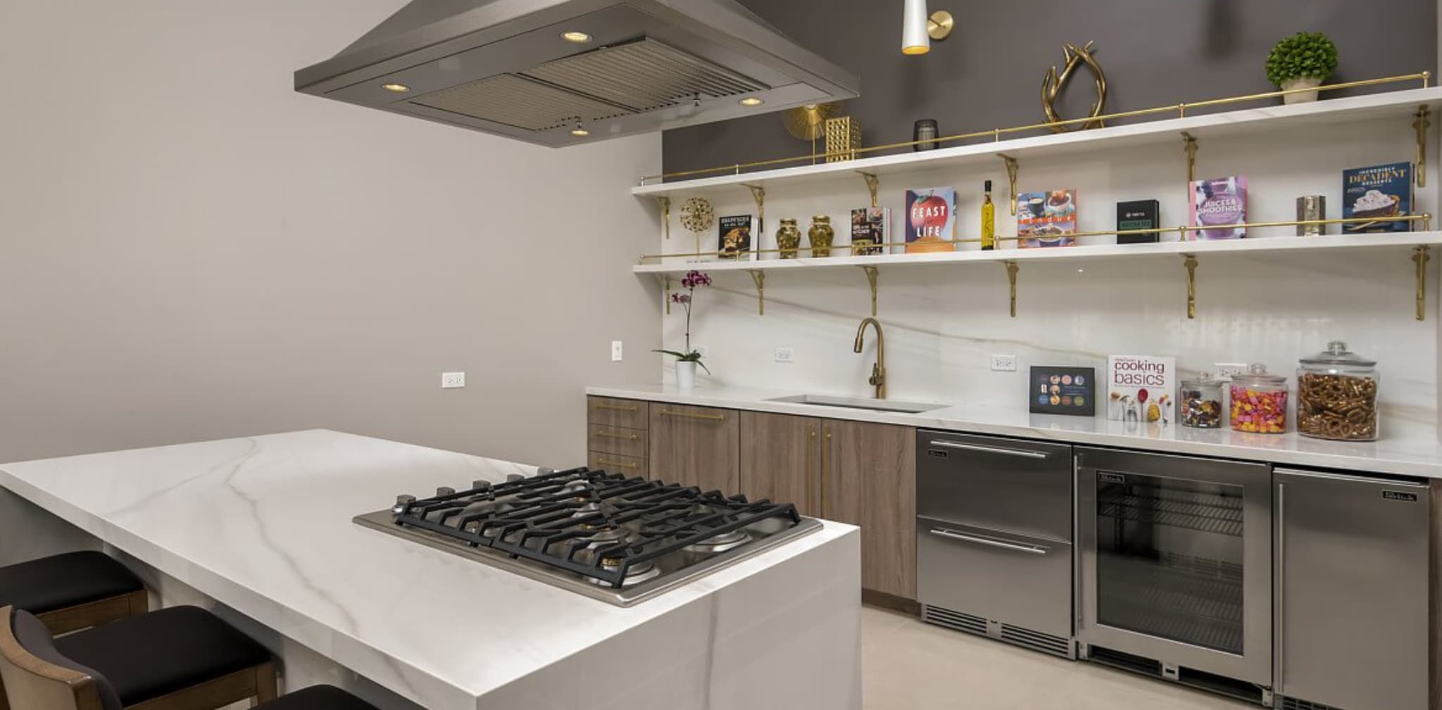 Building Photo - 1212 N La Salle Dr