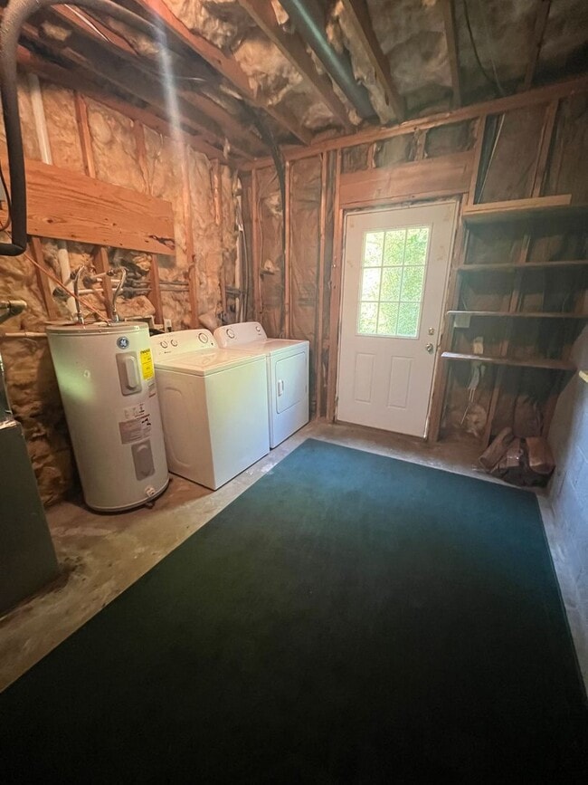 Building Photo - 4 Bedroom 2 Bath Single Family Home