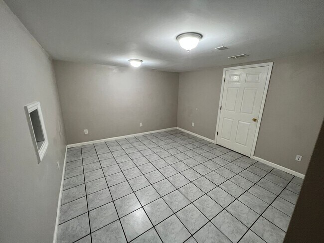 Building Photo - Beautiful 5 Bed House Perfectly Located Just 1 block from KSU!