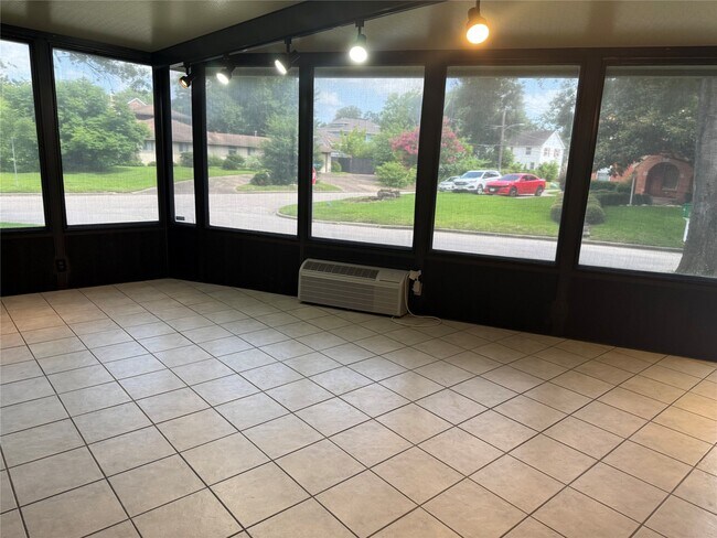 Building Photo - 3232 Parkwood Dr