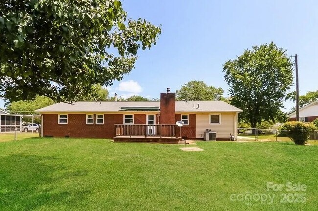 Building Photo - 2366 Old Field Rd