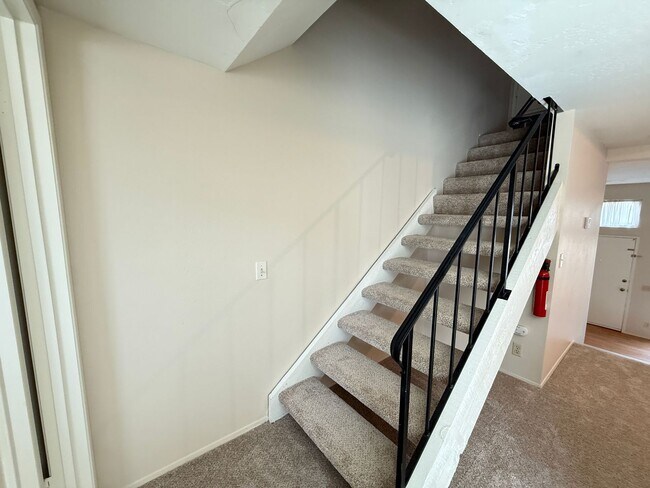 Building Photo - Spacious & Move In Ready 2BD Townhome! New Carpet! Full Size in Unit Washer/Dryer! Attached Garage!