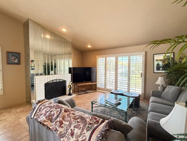 Building Photo - 688 Vista Lago Cir N