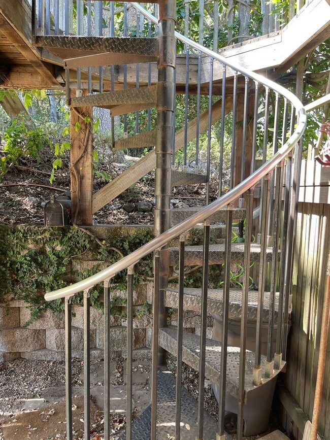 Building Photo - Spacious hilltop home, cul de sac location, fabulous views, Excellent Palo Alto Schools!