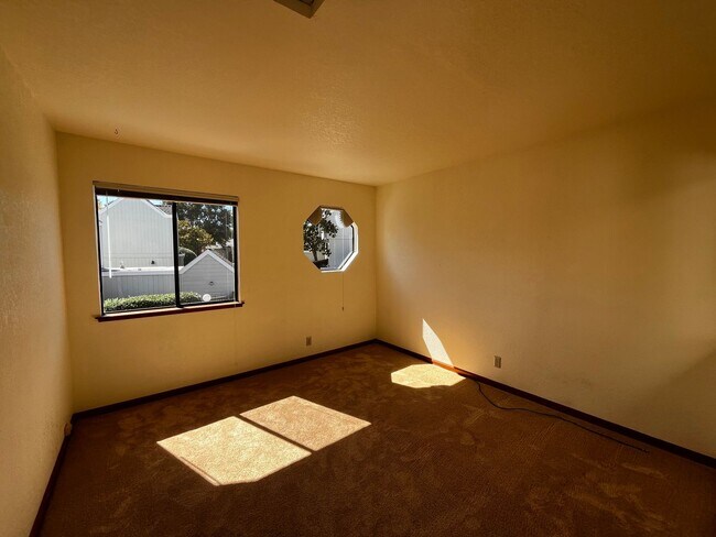 Building Photo - Charming Santa Cruz Townhouse: 3 Beds, 2.5...