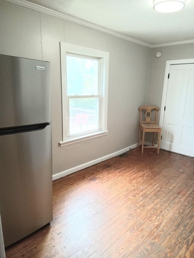 Building Photo - Renovated 2BR, 1 BA Duplex Apartment
