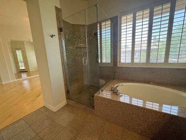 Building Photo - BEAUTIFUL 3 BEDROOM 3 BATHROOM HOME IN GAI...