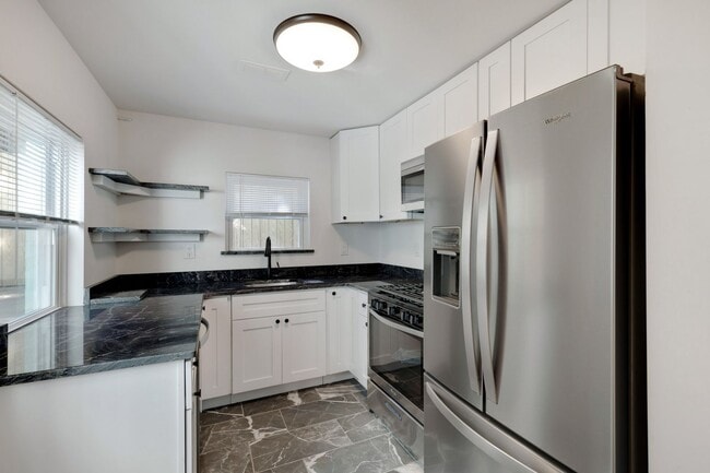 Building Photo - Newly Renovated Home Northern Liberties