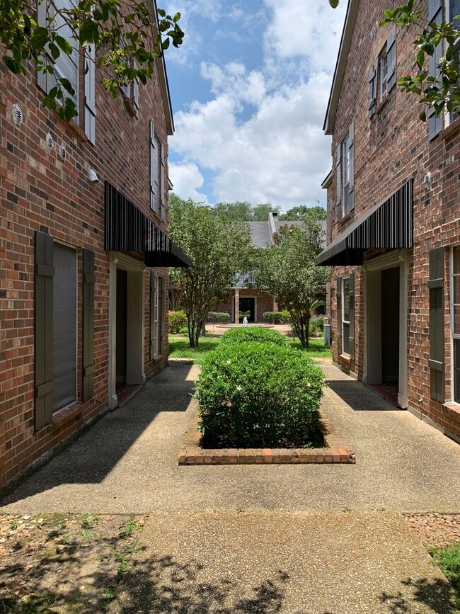 Building Photo - Carlton Place