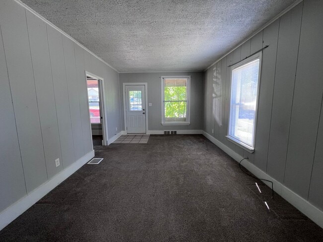 Building Photo - 2037 Paris Ave NE