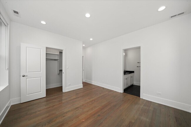 Building Photo - 3415 N Bosworth Ave