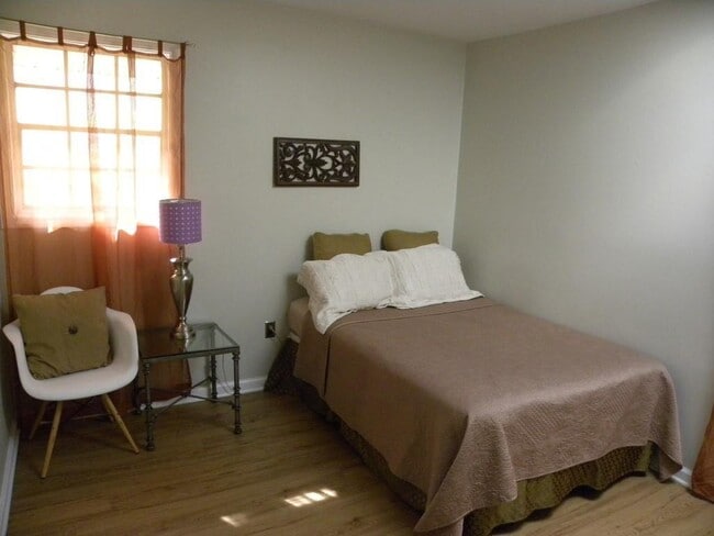 Building Photo - 322 Nelms Ave NE