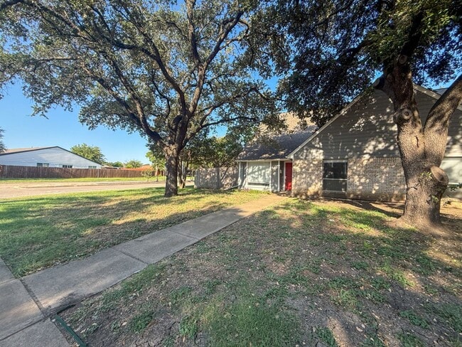 Building Photo - 612-614 Towne House Ln