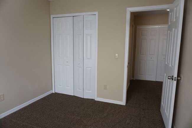 Building Photo - 3 bedroom 2.5 Bathroom townhome with fence...