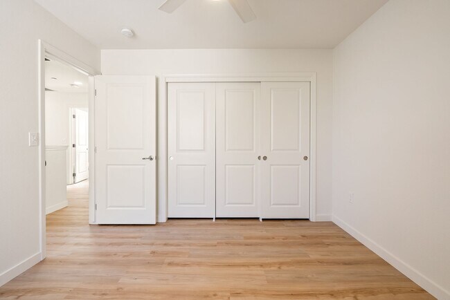Building Photo - 2 Bedroom 1.5 Bath townhouse with private balcony and 2 car garage