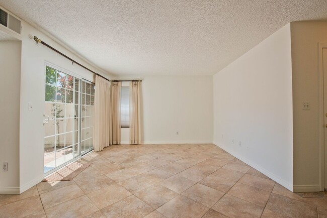 Building Photo - Briarcliffe Townhouse Updated Inside and Out