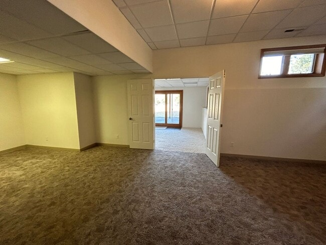 Building Photo - Spacious Daylight Apartment in Hamilton