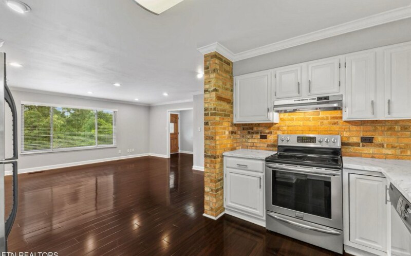 Building Photo - 1221 Southbreeze Cir