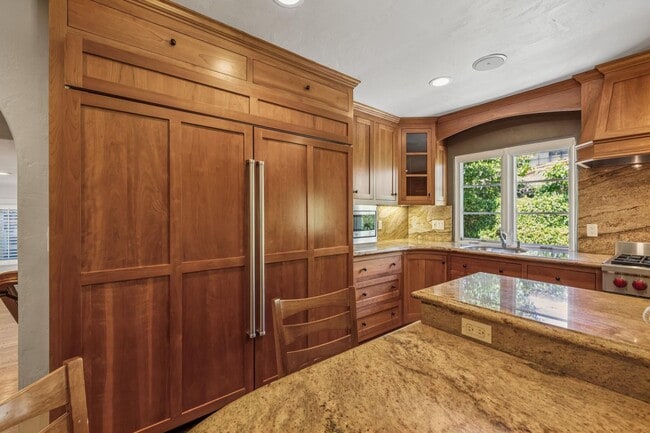 Building Photo - Mediterranean Beauty in Crescent Park – 5B...