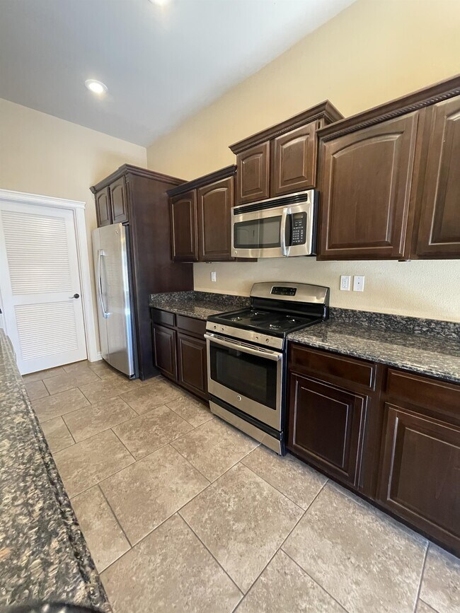 Building Photo - 3724 Coco Palm Dr