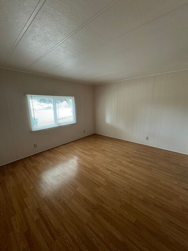 Building Photo - Beautiful rehabbed manufacture home in Lak...