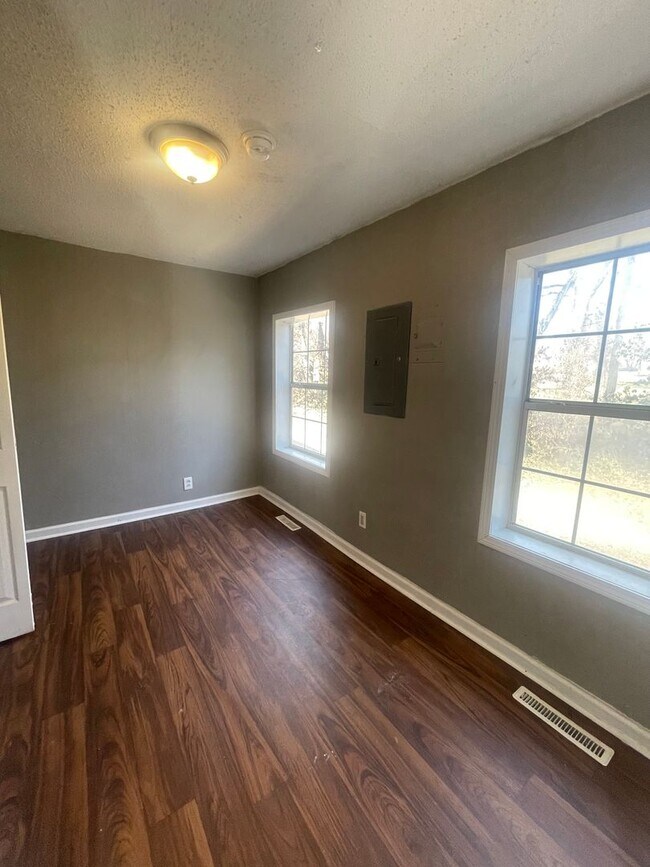 Building Photo - Cute 2 bedroom 1 bathroom house with detached garage Available