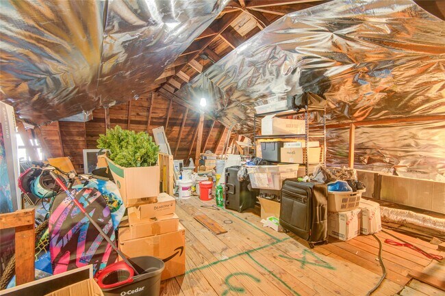 Building Photo - 401 W Clay St